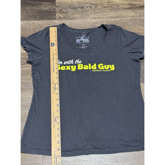 Universal Studios “I'm with the Sexy Bald Guy”Women's Funny T Shirt Large - Picture 2 of 5